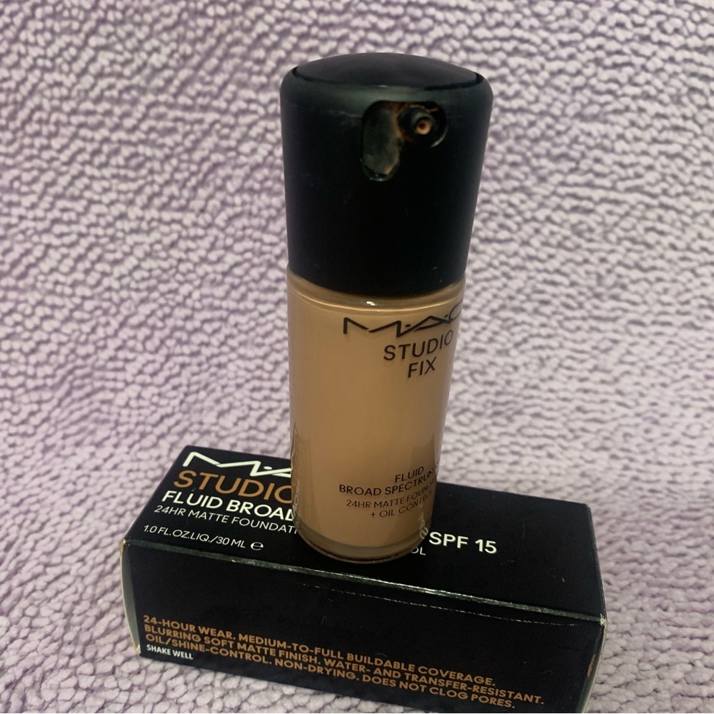 MAC Cosmetics Studio Fix Fluid Foundation SPF 15 - Black and Gold - Picture 3 of 4
